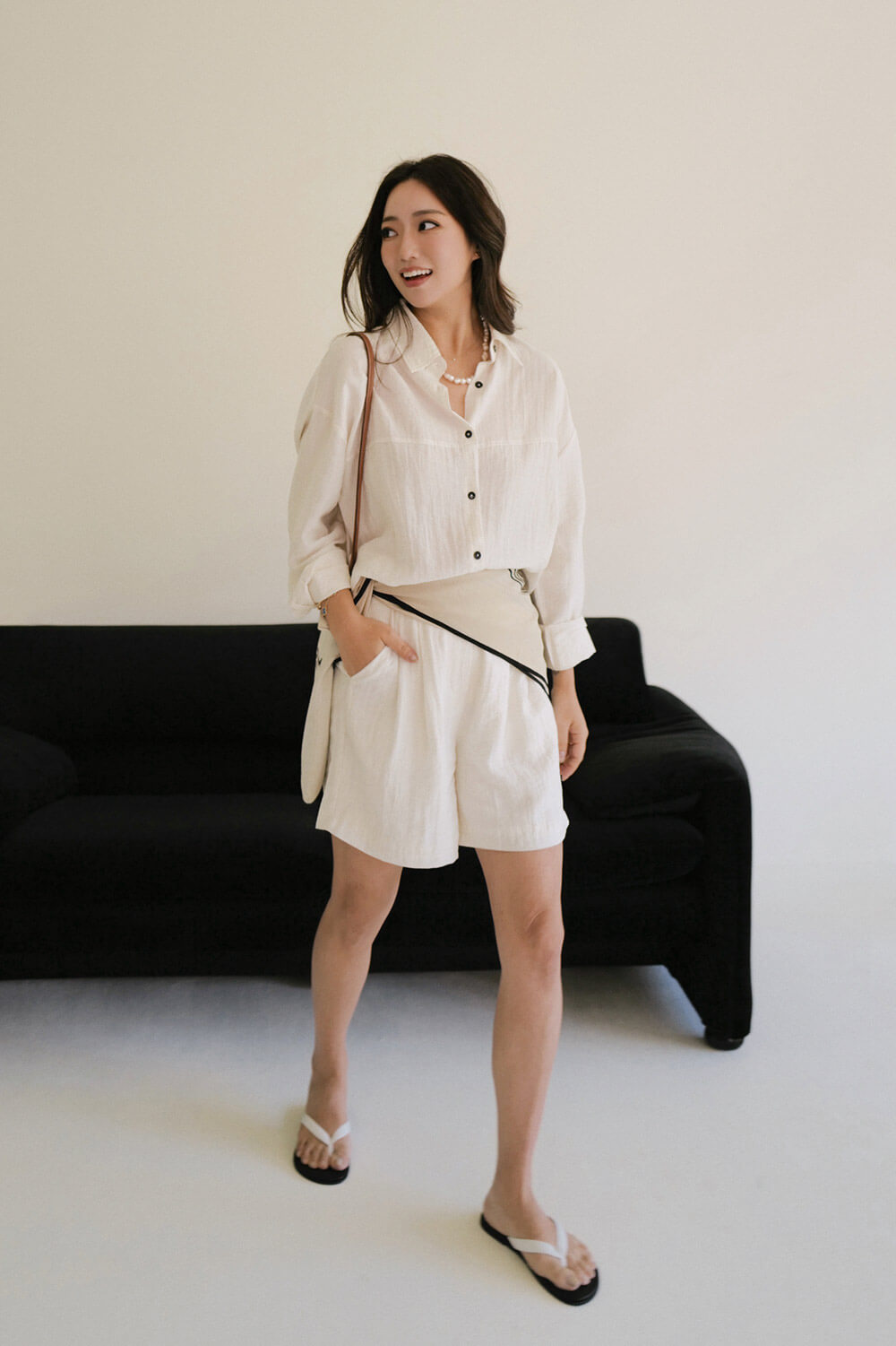 棉麻黑釦打褶短褲