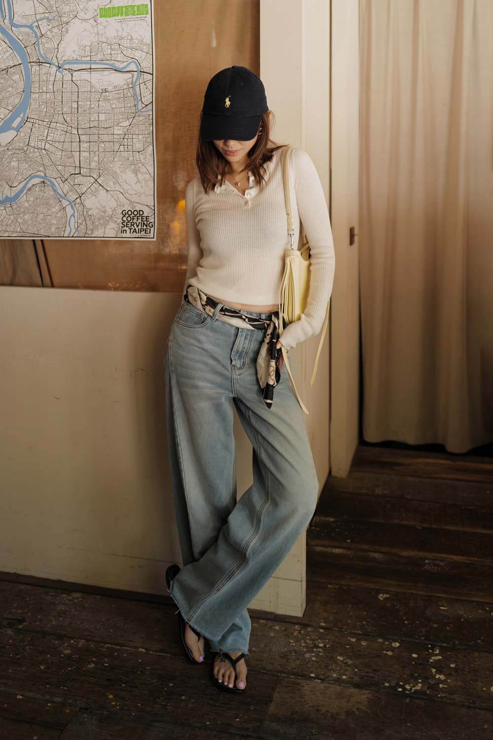 淺色彎刀牛仔褲