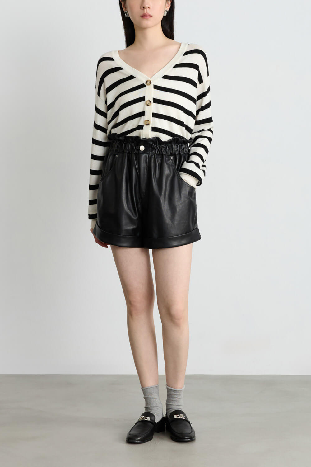 褲口反折皮短褲