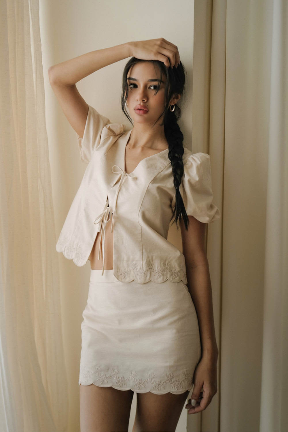 刺繡花瓣綁結上衣